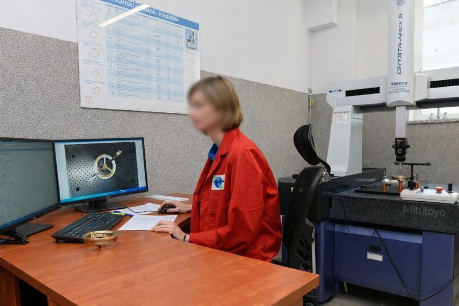 kobieta siedząca przy biurku